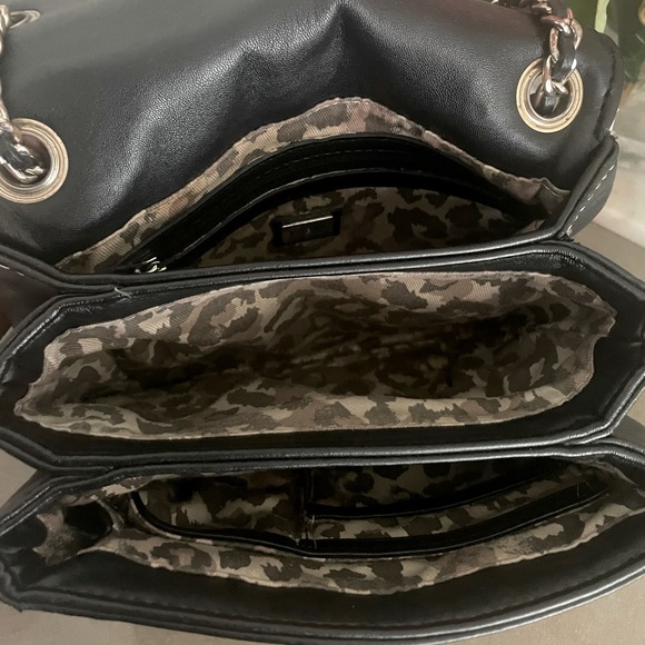 BLACK AND WHITE SMALL GUESS HANDBAG! - Picture 3 of 5